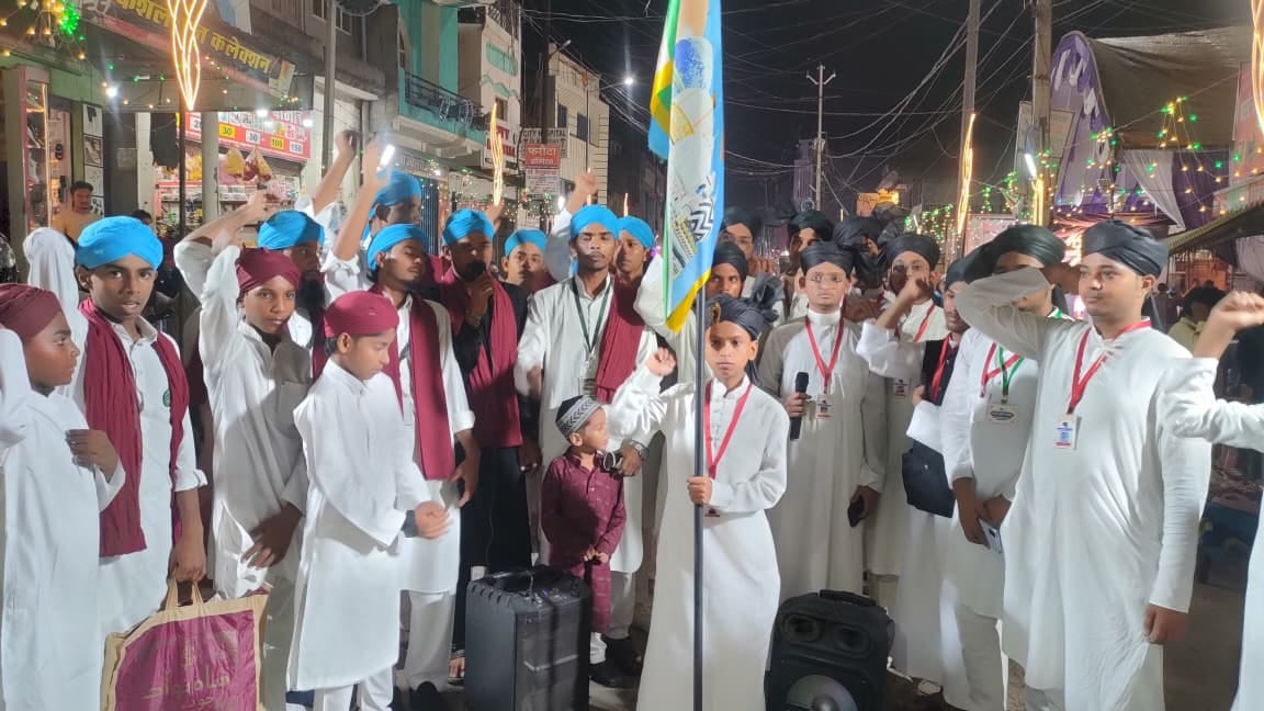 Naat-e-Kalam was presented during the procession held on the occasion of Eid-e-Milad-un-Nabi.