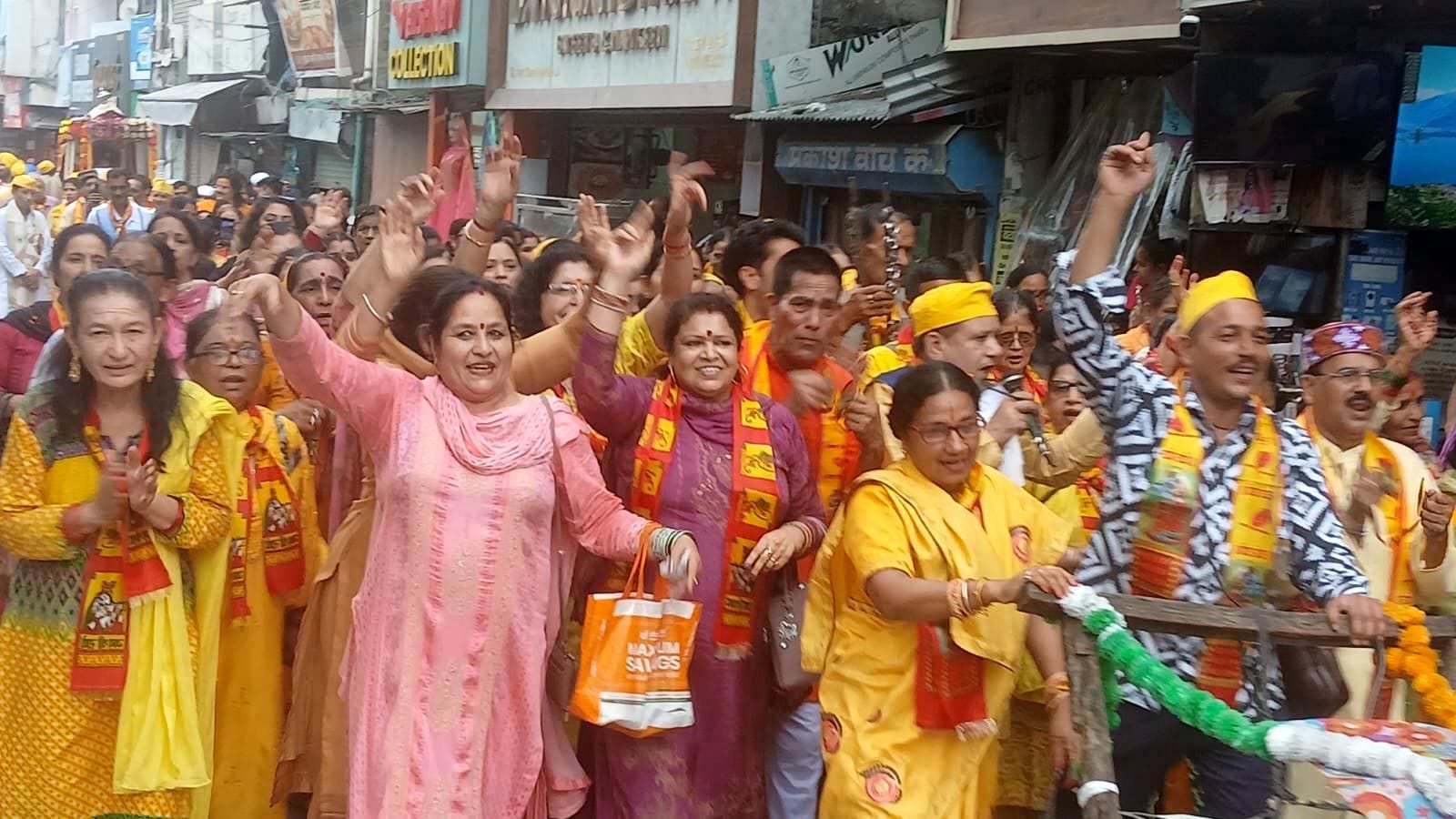 मंडी में सनातन धर्म सभा की ओर से जन्माष्टमी पर निकाली शोभायात्रा में नाचती महिलाएं। संवाद