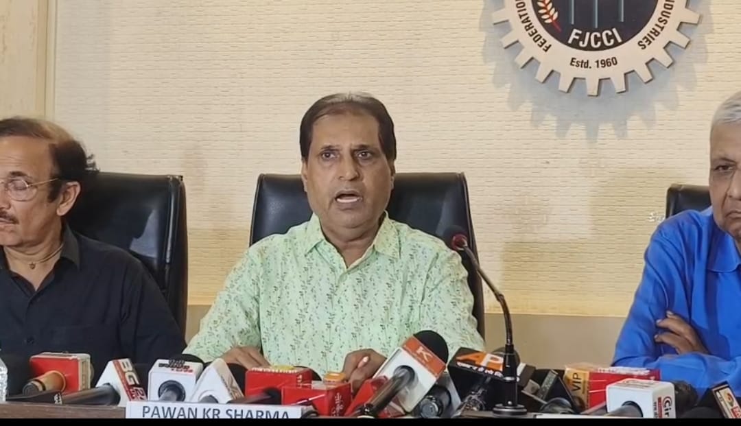मीडिया को जानकारी देते चैम्बर ऑफ कॉमर्स के चुनाव अधिकारी