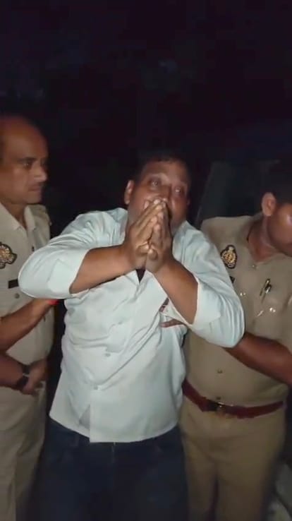 मुठभेड़ के बाद हाथ जोड़कर मृतकों के परिजनों से माफी मांगता आरोपी शकील। स्रोत: वायरल वीडियो