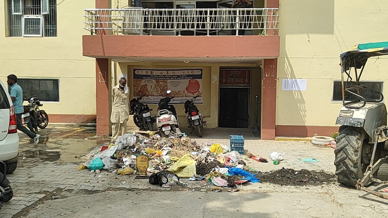 FIR registered against 12 individuals for dumping garbage and obstructing official work