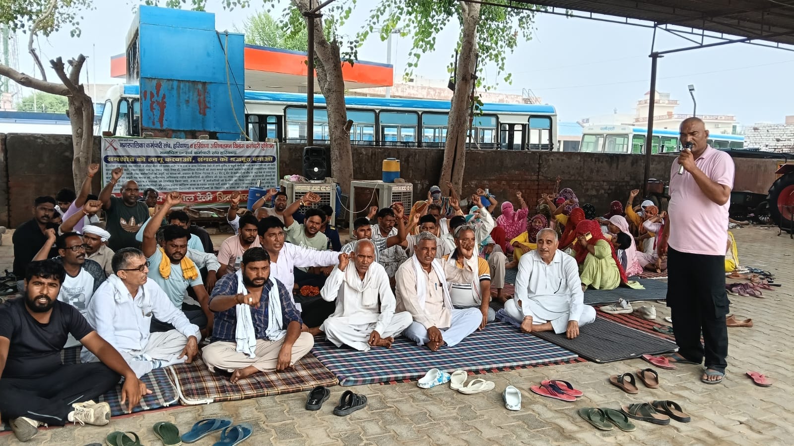 नगर परिषद कार्यालय परिसर में नारे बाजी करते हड़ताली सफाई कर्मचारी। 
