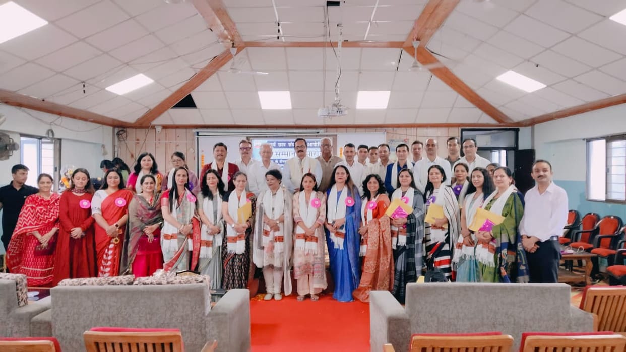 The female students performed the Saraswati Vandana.