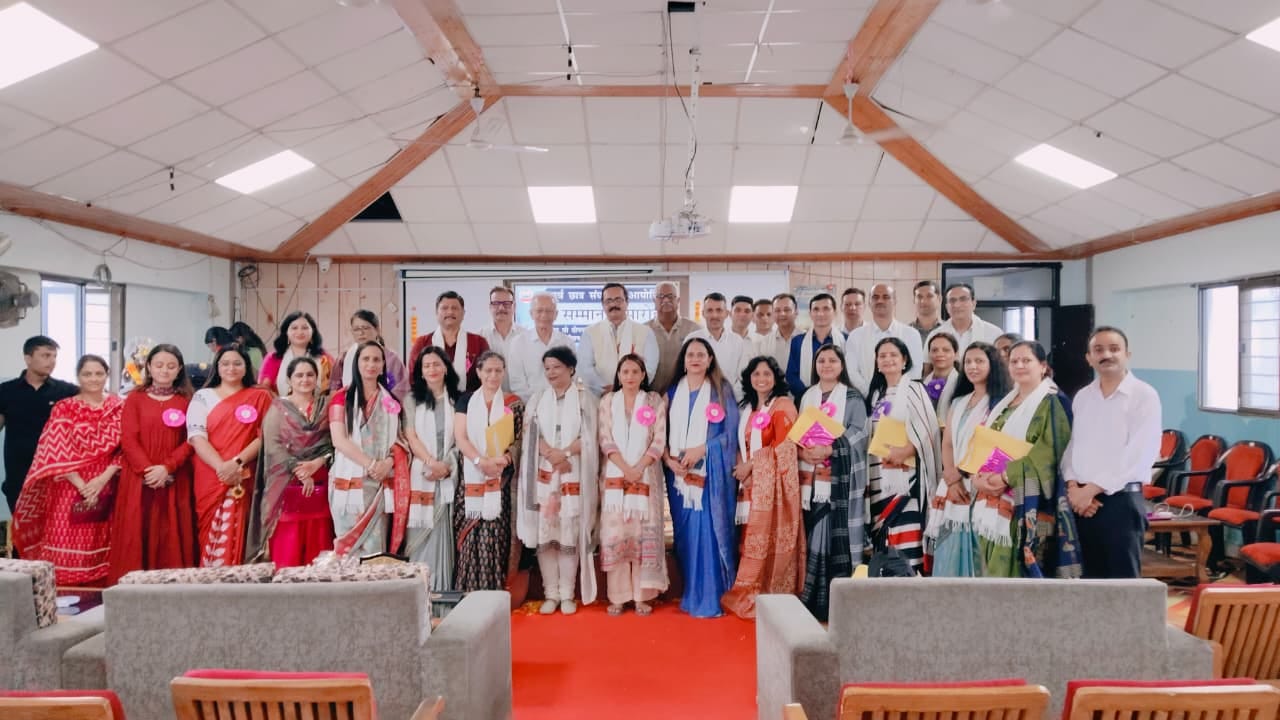नाहन कॉलेज में गुरु सम्मान कार्यक्रम में सम्मानित किए गए शिक्षक और कॉलेज स्टाफ। स्रोत : कॉलेज