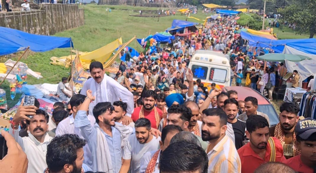 नूरपुर में श्रीकृष्ण जन्माष्टमी पर समर्थकों के साथ श्री बृजराज स्वामी मंदिर में माथा टेकने पहुं