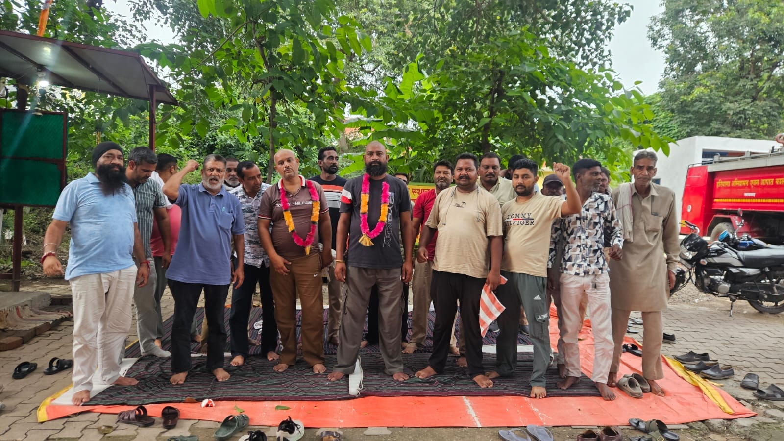 नारायणगढ़ में मुंडन करवाकर रोष प्रकट करते सफाई व दमकल कर्मी। प्रवक्ता