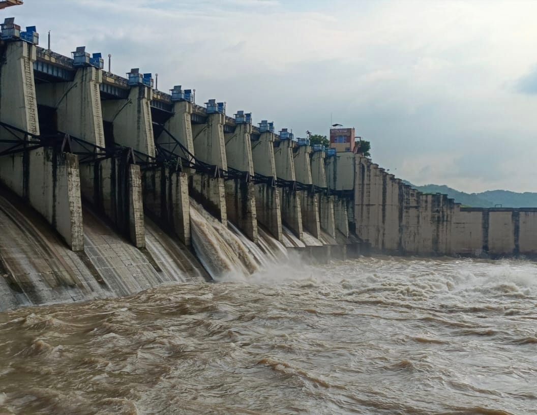 Six gates of Rihand and five gates of Obra closed, water is being released from only one gate each