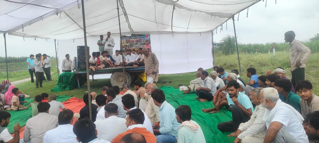Indefinite sit-in protest launched to demand the construction of a dilapidated bridge.