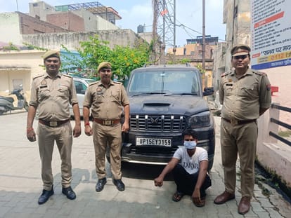 पिलखुवा पुलिस की गिरफ्त में कार के साथ आरोपी।स्रोत: पुलिस