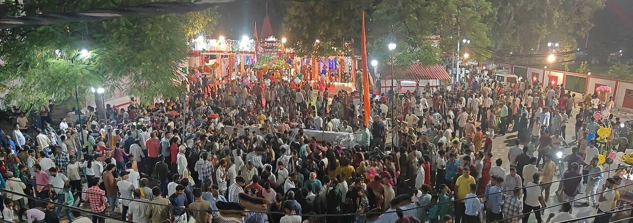 पुलिस लाइन में श्री कृष्ण जन्माष्टमी पर उमड़ी भीड़  व बिजली की छटा से जगमग मंदिर। महमूद खान