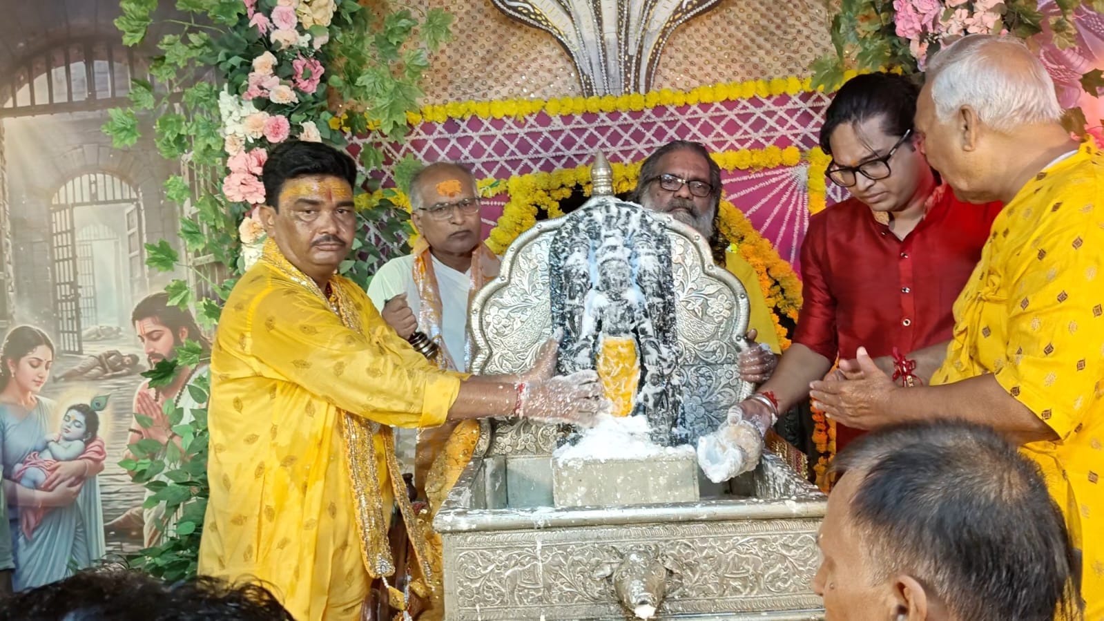 प्राचीन मंदिर ठाकुर श्री केशव देव में ठाकुर जी का अभिषेक करते सेवायत। 