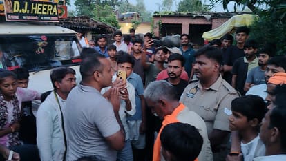 प्राथमिकी दर्ज करने की मांग को लेकर आक्रोशित परिजन को समझाती पुलिस संवाद
