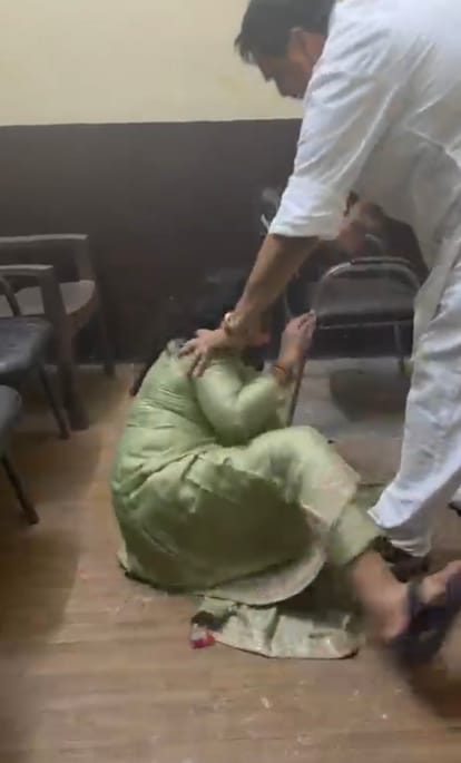 पूर्व विधायक और अर्चना पांडा का वायरल वीडियो का स्क्रीन शॉट।