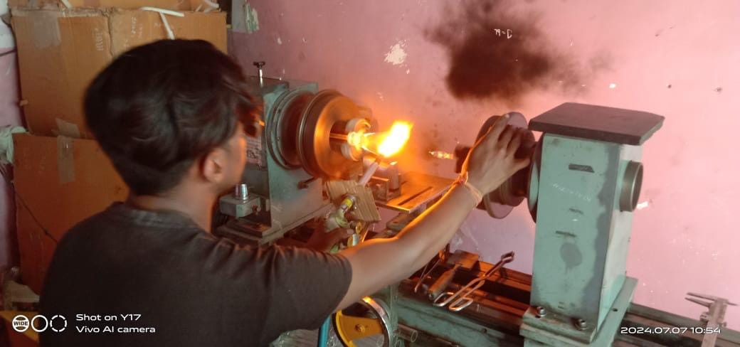 प्रयोगशाला के ग्लासवेयर उत्पाद तैयार करता कर्मचारी। आर्काइव