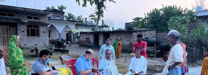 पशुहारी गांव में जांच करने पहुंची स्वास्थ्य विभाग की टीम। जागरूक पाठक