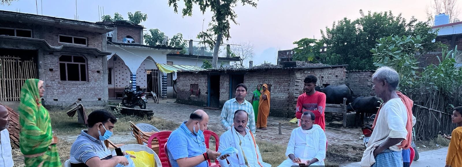 पशुहारी गांव में जांच करने पहुंची स्वास्थ्य विभाग की टीम। जागरूक पाठक