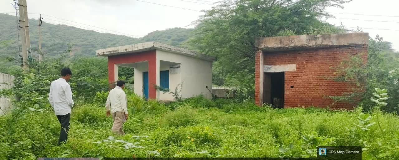 पाटन उदयपुरी गांव में तीन वर्ष बनाए गए बूस्टिंग स्टेशन परिसर में उगी झाडियां