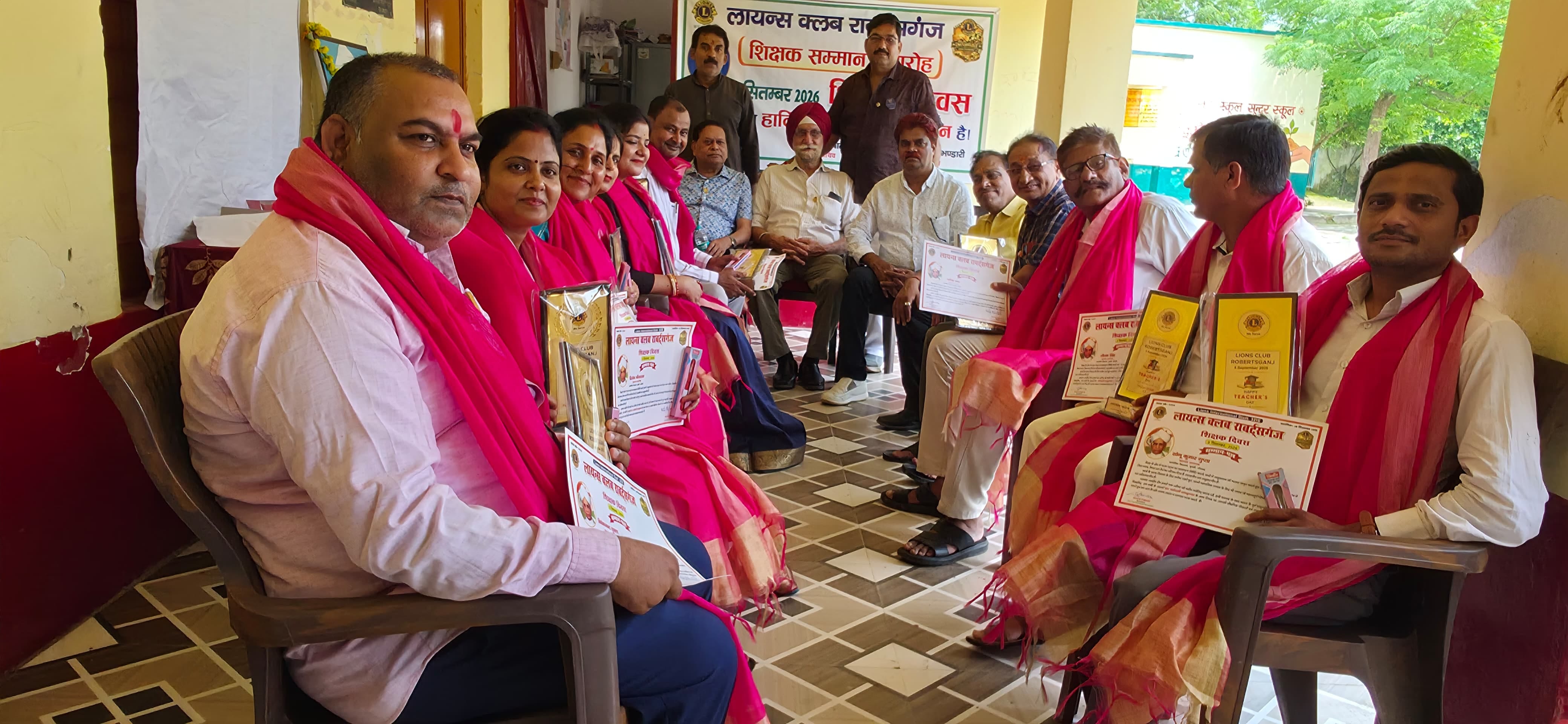 रॉबर्ट्सगंज ब्लॉक के मुसही कंपोजिट उच्च प्राथमिक विद्यालय में शिक्षको को सम्मानित करते लायंस क