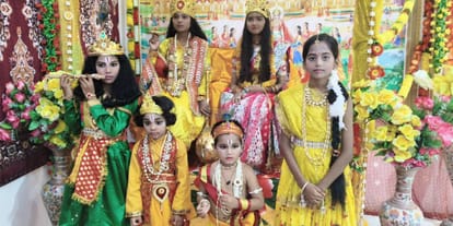 रॉबर्ट्सगंज ब्रह्माकुमारी ईश्वरीय विश्व विद्यालय में श्री कृष्ण जन्मोत्सव पर श्रीकृष्ण के रूप म