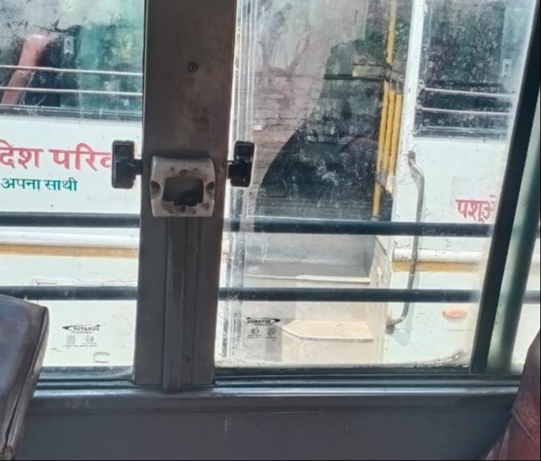 रोडवेज बस से गायब पैनिक बटन। संवाद