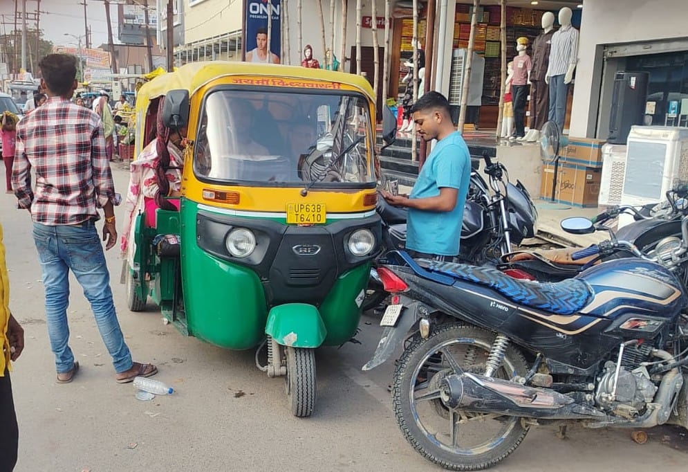 रजपुरा में सड़क पर आटो लगाकर सवारी भरते चालक। संवाद