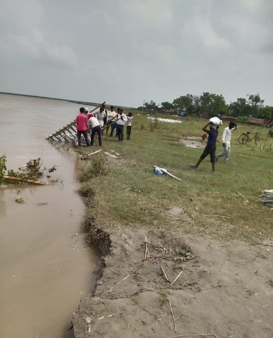 Sakatpur village surrounded by the Ramganga River; water has reached 13 houses.
