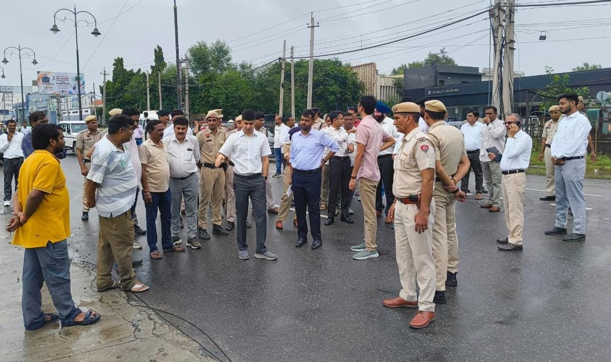 रेवाड़ी हॉफ मैराथन की तैयारियों का जायजा लेते डीसी अभिषेक मीणा व अन्य अधिकारी। स्रोत: प्रशासन