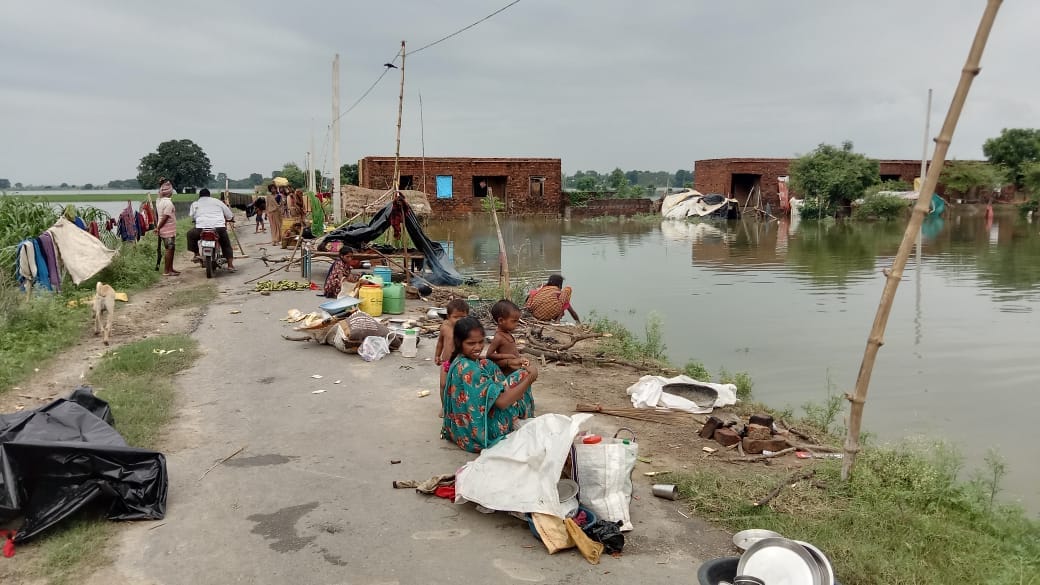 Ganga water level stable; four villages cut off; life revolves around the road and boats.