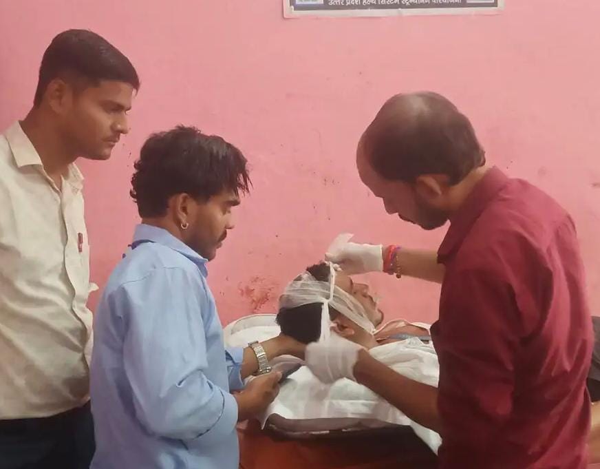 सीएचसी में घायल का प्राथमिक उपचार करते डॉक्टर।संवाद