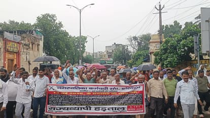 सफाई कर्मचारियों ने मुंडन कराकर जाते अपना विरोध। वि