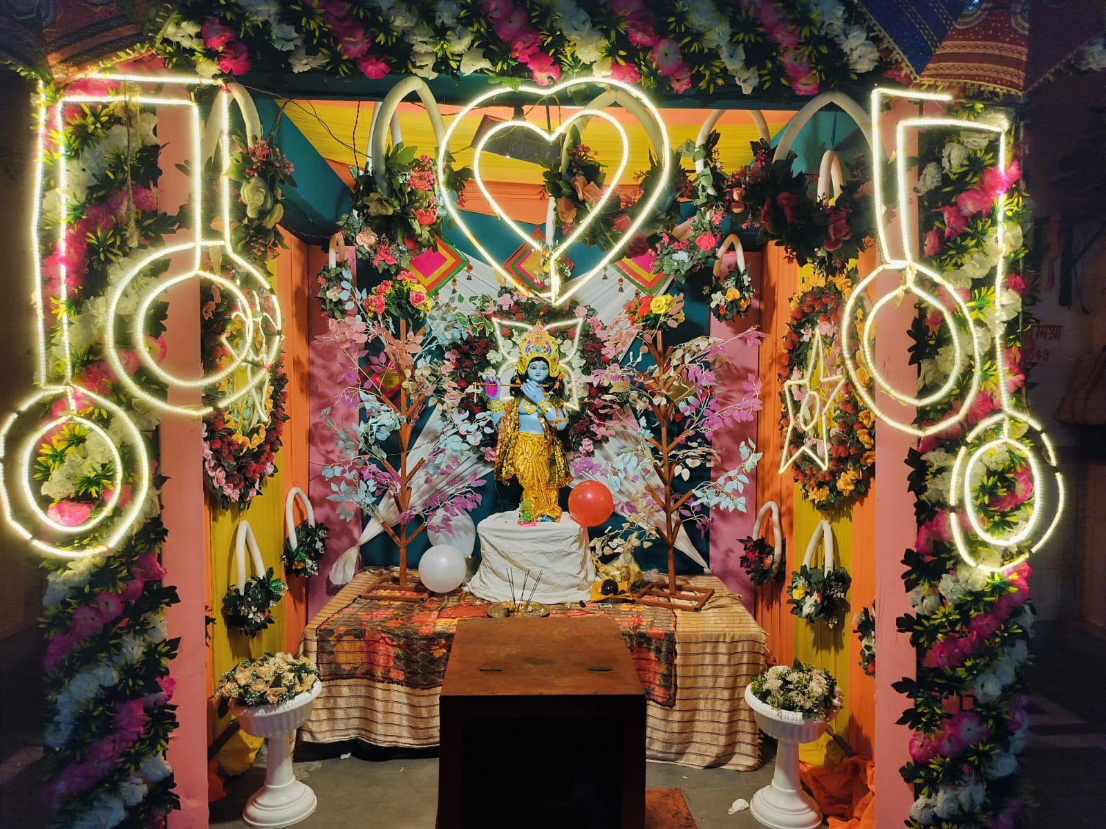 सिंगरामऊ, क्षेत्र के विभिन्न मंदिरों में आयोजित कृष्ण जन्मोत्सव की झांकी