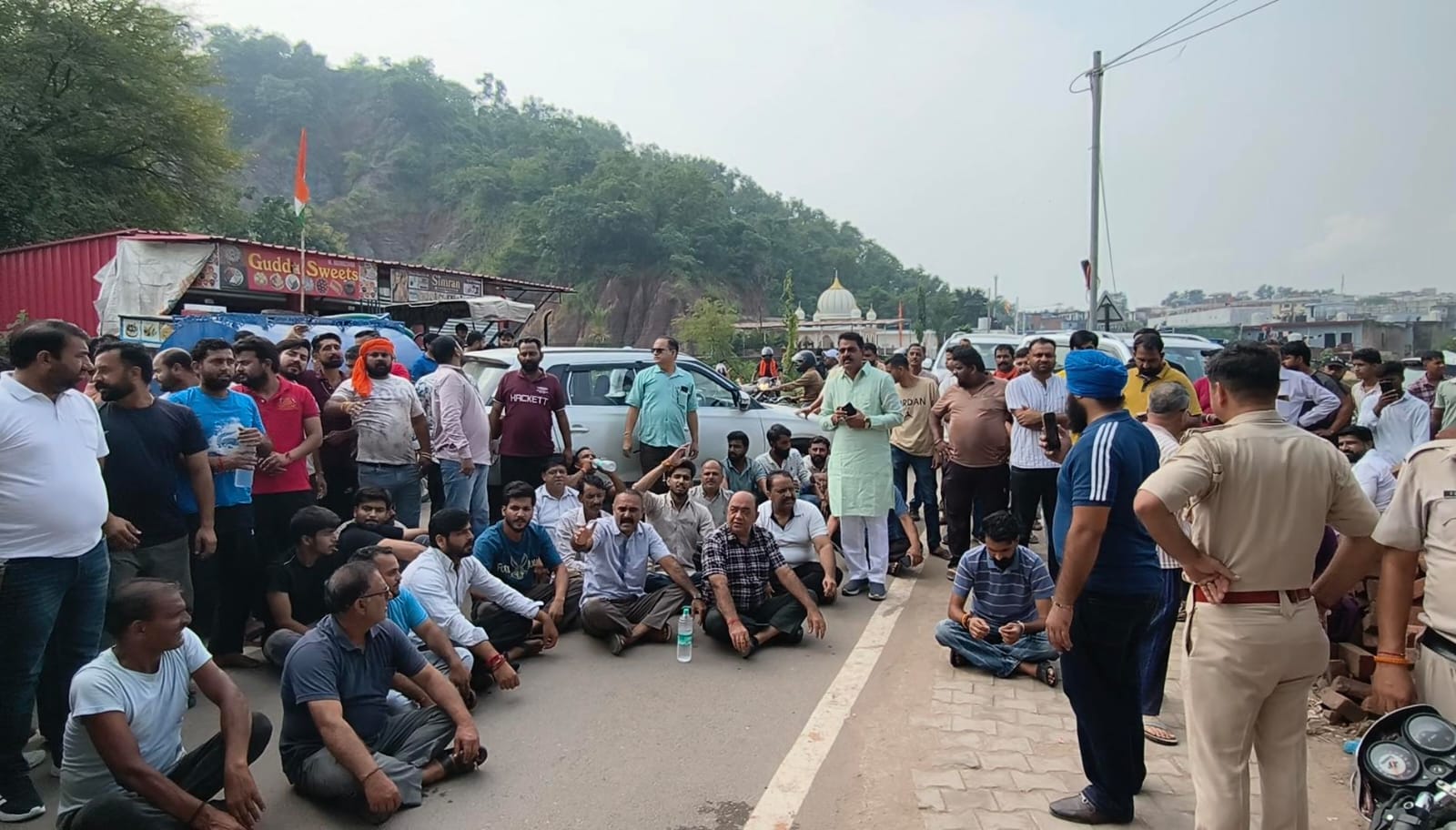 साईं- बद्दी मार्ग पर धर्मपुर के समीप चक्का जाम करते हुए ग्रामीण- संवाद।