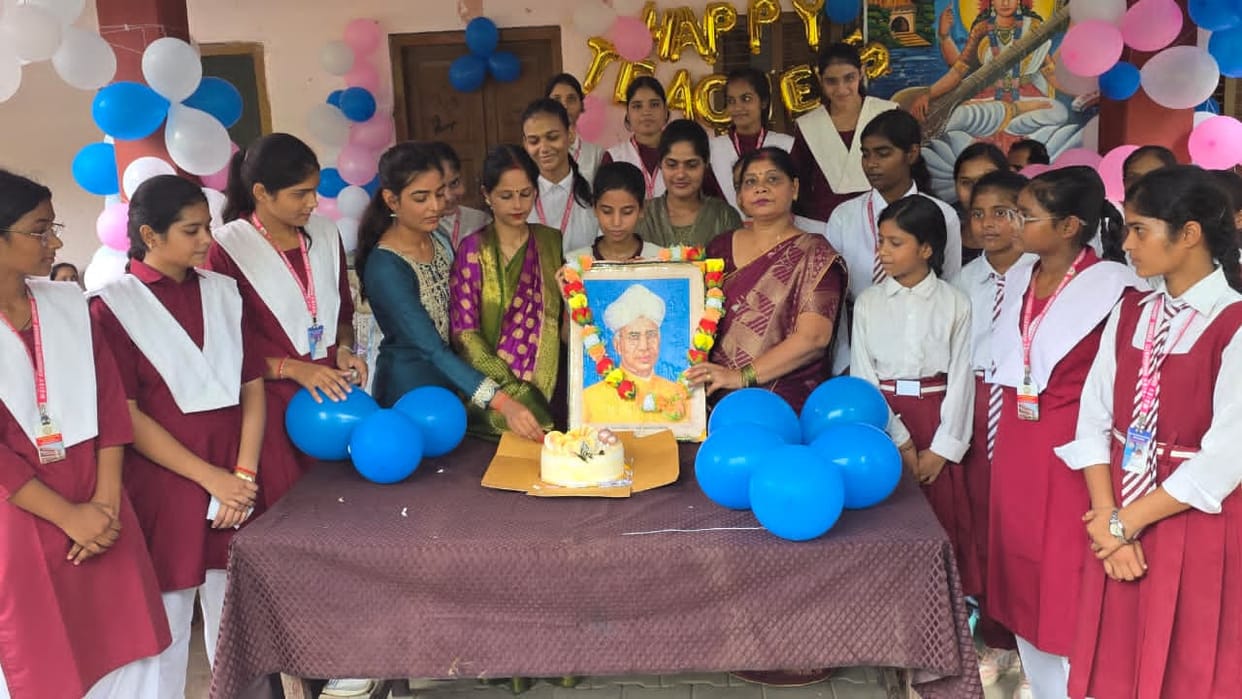 Over 400 teachers honored on Teachers' Day; Sanjay Mishra receives State Award.
