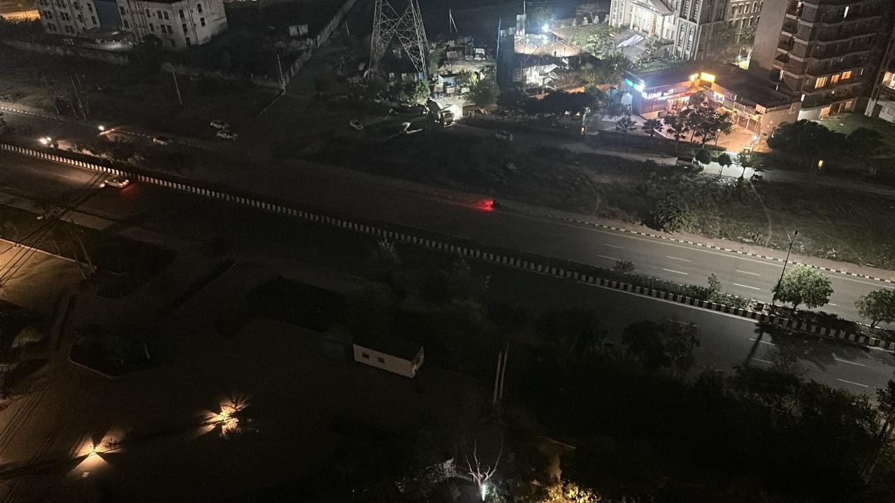 सेक्टर 102/102ए की सड़कों पर छा जाता है अंधेरा। निवासी