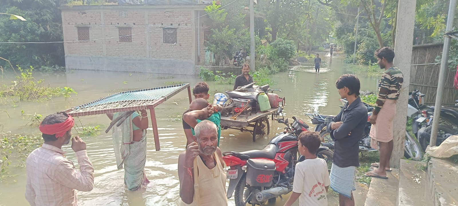समस्तीपुर जिले के बाढ़ प्रभावित क्षेत्रों से पलायन करते लोग फोटो  : अमर उजाला Amar Ujala