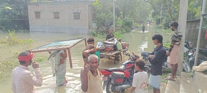 समस्तीपुर जिले के बाढ़ प्रभावित क्षेत्रों से पलायन करते लोग फोटो  : अमर उजाला Amar Ujala