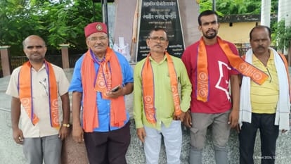 सरजू पांडेय पार्क में धरना देते राष्ट्रीय पिछड़ा वर्ग मोर्चा के सदस्य। संवाद