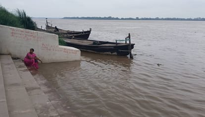 सीतामढ़ी गंगा घाट की पक्की सीढ़ी से नीचे खिसका बाढ़ का पानी। संवाद