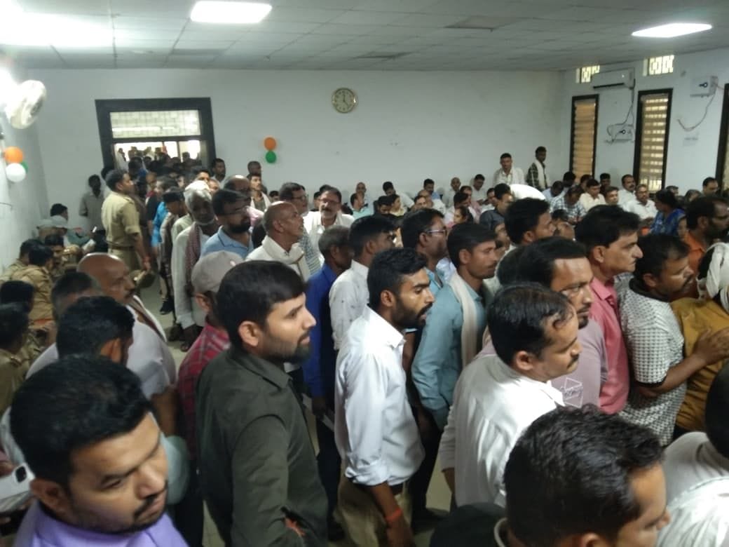 सदर तहसील में आयोजित समाधान दिवस में सुनवाई  करतीं डीएम प्रियंका निरंजन, विधायक प्रतीक भूषण सिं