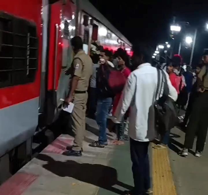 Passengers traveling on general tickets were made to vacate the sleeper coaches.