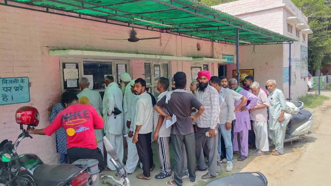 शहर के बिजली सब-डिवीजन में बिल जमा करावते उपभोक्ता। संवाद