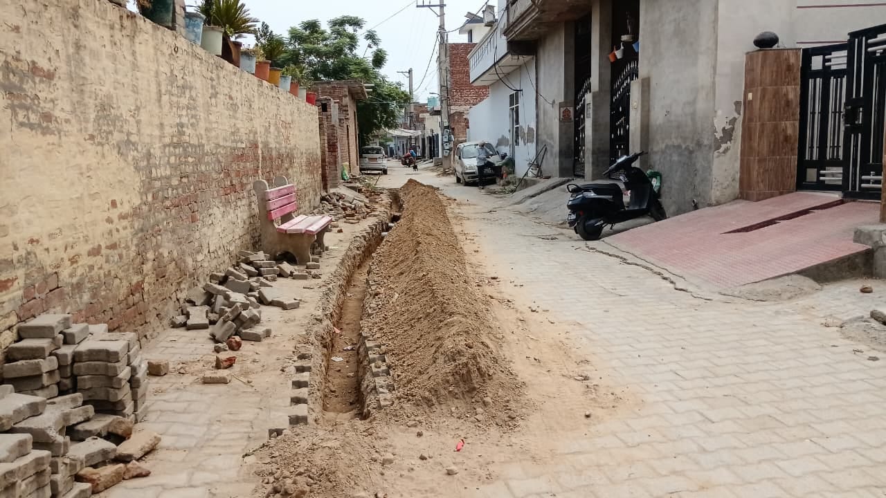शहर के शक्ति नगर मोहल्ला में डाली जा रही पेयजल की पाइपलाइन। संवाद