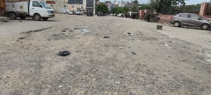 शहर में पुराना गवर्नमेंट कॉलेज मैदान में टूटी सड़क ।