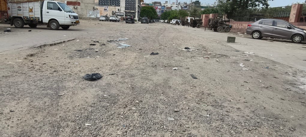 शहर में पुराना गवर्नमेंट कॉलेज मैदान में टूटी सड़क ।