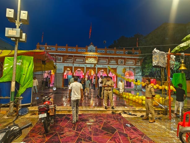 शोहरतगढ़ के श्रीराम जानकी मंदिर पर हुए विबाद तैनात पुलिस की टीम। संवाद