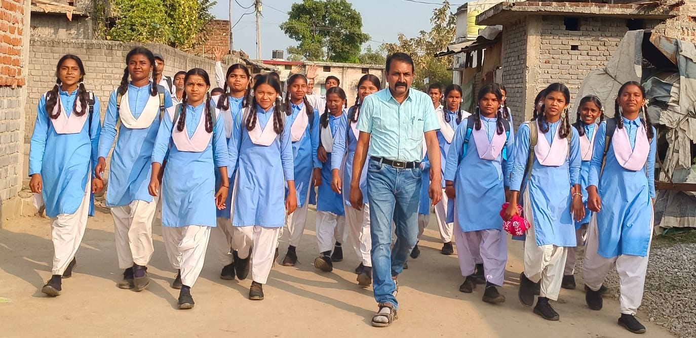 शिक्षक डॉ रमेश चंद्रवंशी द्वारा शैक्षणिक गतिविधि कराई जाती है