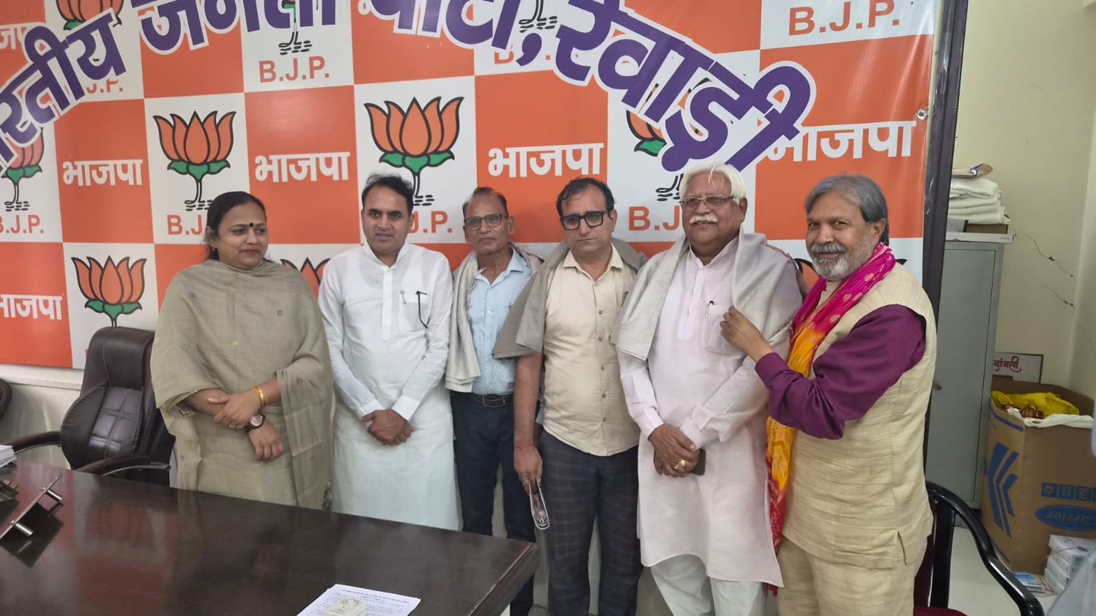 शिक्षक दिवस के अवसर पर शिक्षाविदों को सम्मानित करते भाजपा के प्रदेश महामंत्री वेदपाल फूला व अन्
