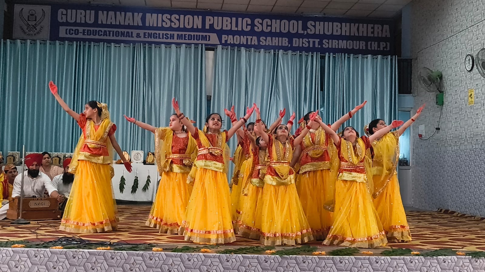 शिक्षक दिवस पर सिरमौर एजुकेशन डेवलपमेंट सोसाइटी के सम्मान समारोह में कार्यकम प्रस्तुत करते हुए 