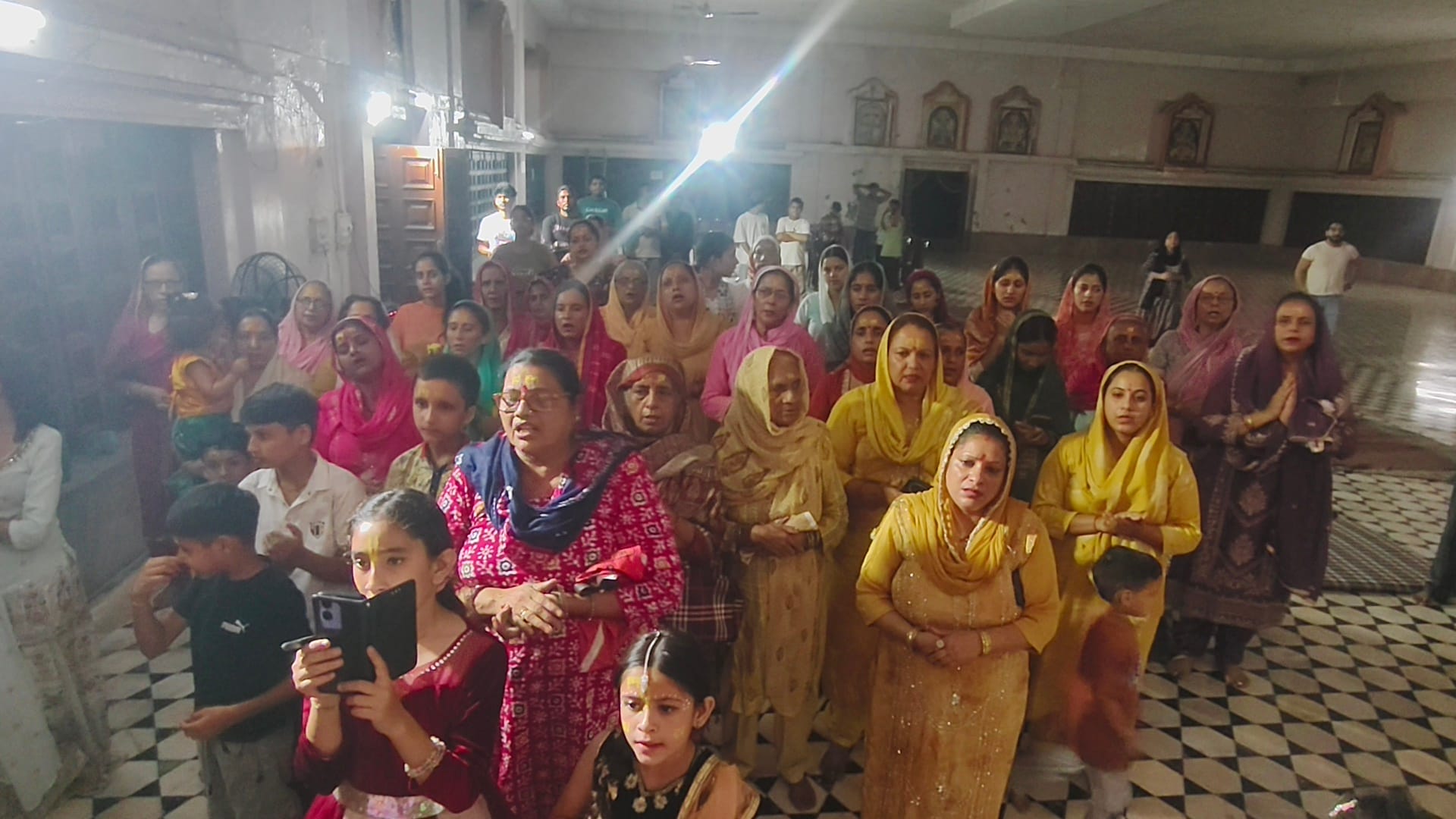 शक्तिपीठ ज्वालामुखी में स्थित कृष्ण मंदिर में जन्माष्टमी मनाते पुजारी और श्रद्धालु । -संवाद