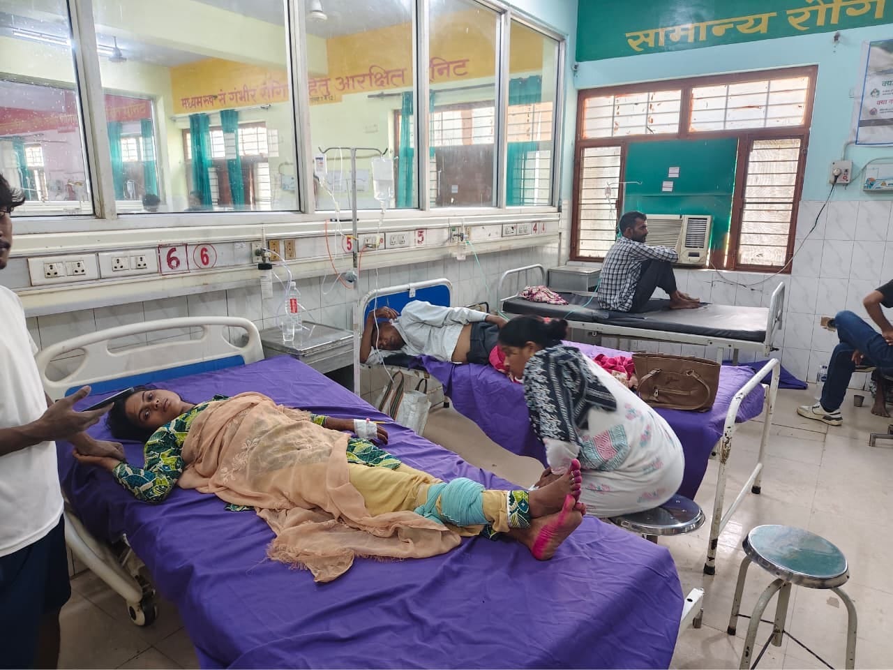 शनिवार को जिला अस्पताल की इमरजेंसी में भर्ती मरीज। संवाद
